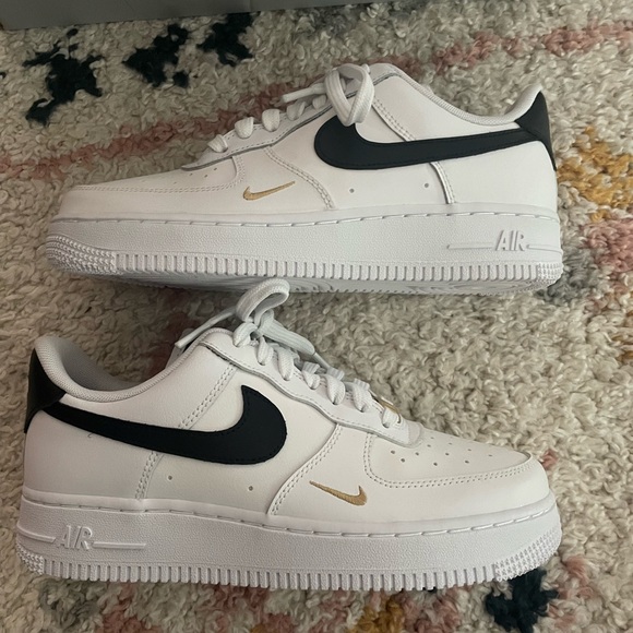New in box Nike Air Force 1 Low '07 Essential
White Black Gold Mini Swoosh - Picture 3 of 5